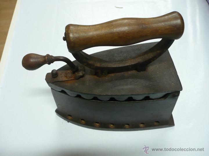 Antig&uuml;edades: ANTIGUA PLANCHA DE CARBON CON MANGO DE MADERA - Foto 5