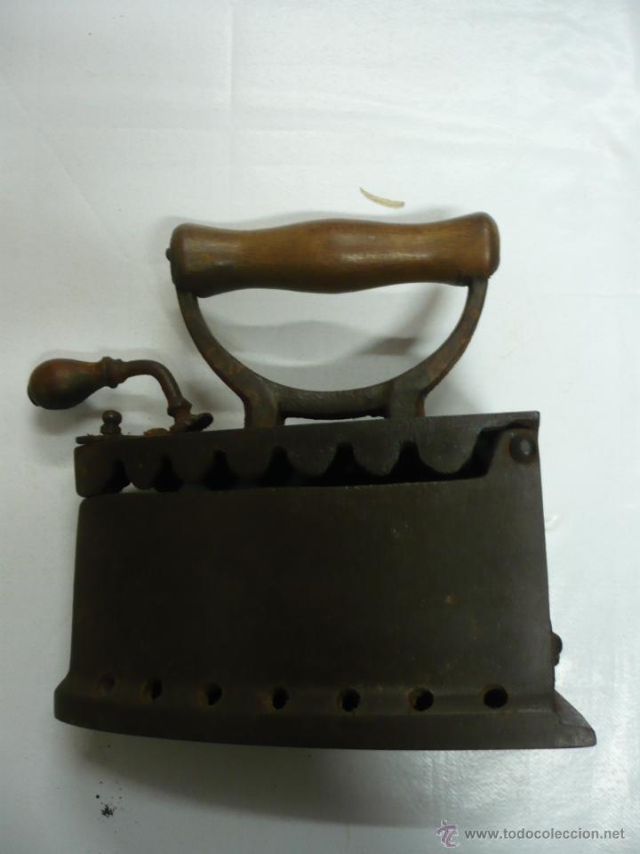 Antig&uuml;edades: ANTIGUA PLANCHA DE CARBON CON MANGO DE MADERA - Foto 6