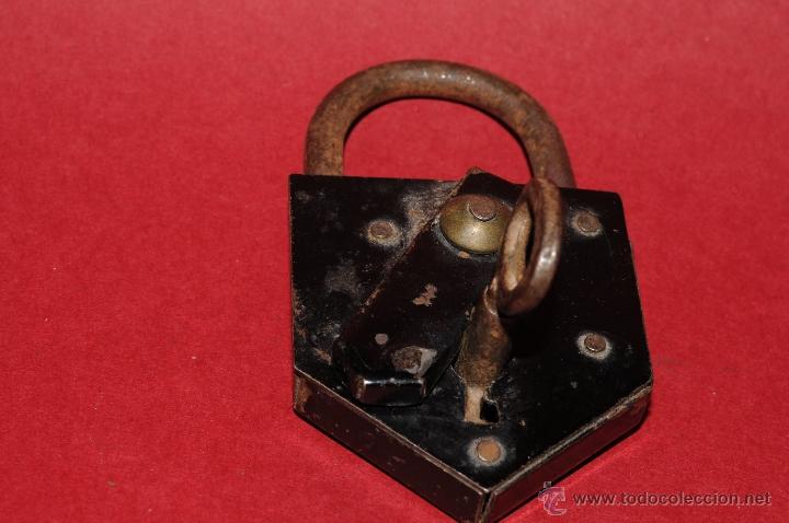 Antig&uuml;edades: ANTIGUO CANDADO EN HIERRO FORJADO CON SU LLAVE. FUNCIONA - Foto 1