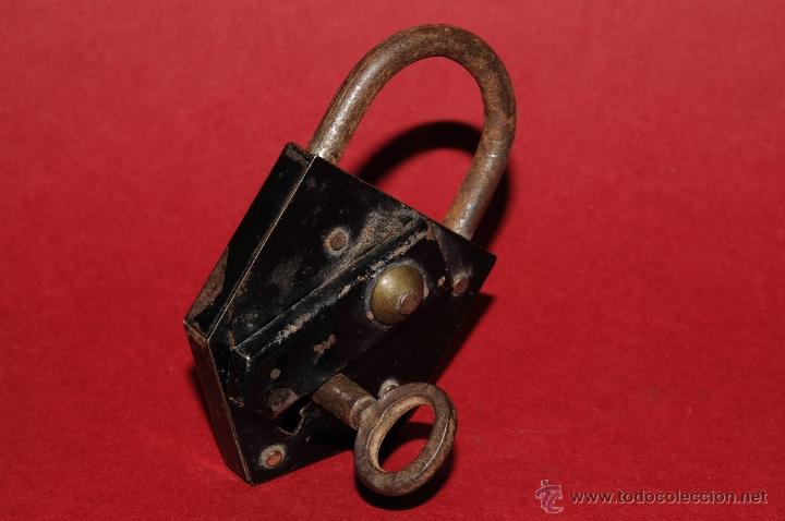 Antig&uuml;edades: ANTIGUO CANDADO EN HIERRO FORJADO CON SU LLAVE. FUNCIONA - Foto 2