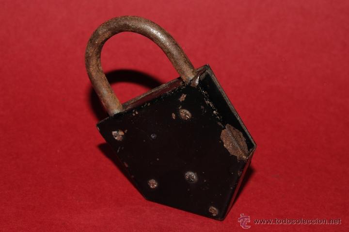 Antig&uuml;edades: ANTIGUO CANDADO EN HIERRO FORJADO CON SU LLAVE. FUNCIONA - Foto 3