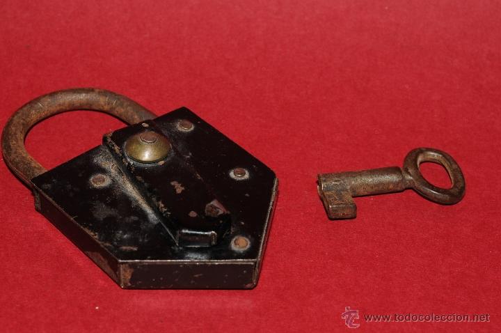 Antig&uuml;edades: ANTIGUO CANDADO EN HIERRO FORJADO CON SU LLAVE. FUNCIONA - Foto 4