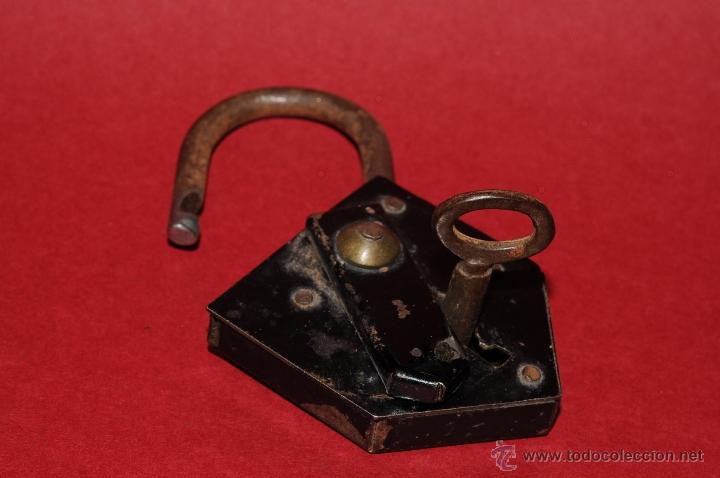Antig&uuml;edades: ANTIGUO CANDADO EN HIERRO FORJADO CON SU LLAVE. FUNCIONA - Foto 5
