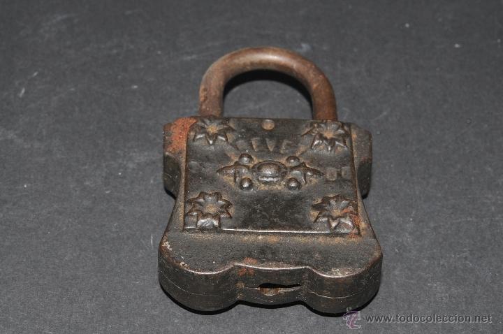 Antig&uuml;edades: ANTIGUO CANDADO EN HIERRO FORJADO - Foto 1