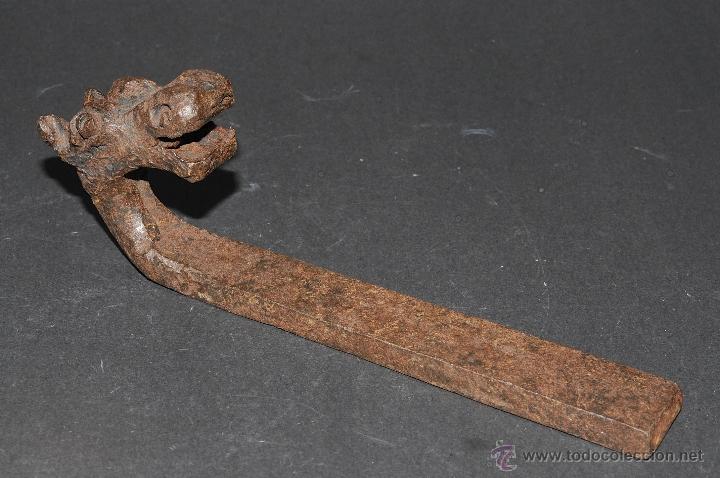 Antig&uuml;edades: CABEZA DE DRAGON EN HIERRO FORJADO - Foto 2