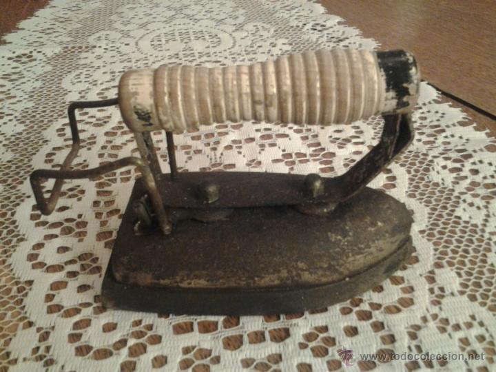 Antig&uuml;edades: Peque&ntilde;a plancha el&eacute;ctrica - Foto 1