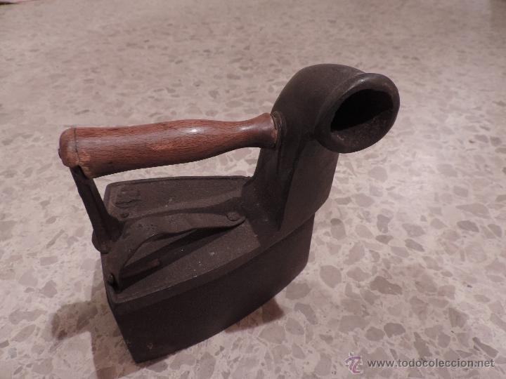 Antig&uuml;edades: PLANCHA DE CARBON DE HIERRO CON CHIMENEA - Foto 1