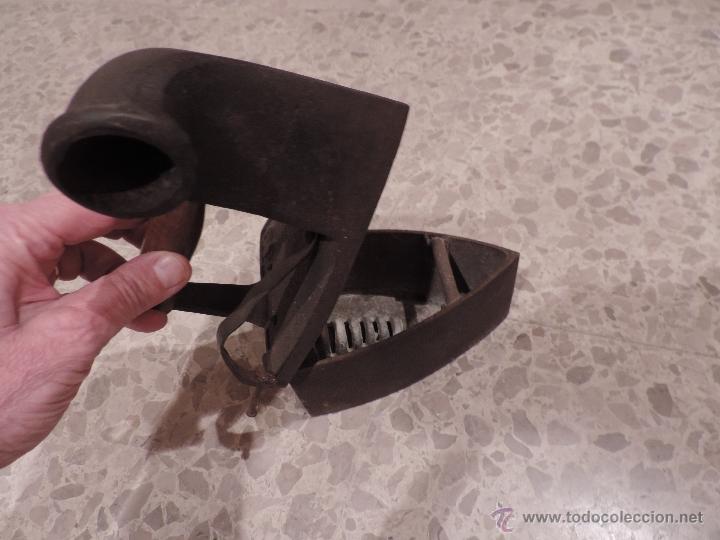 Antig&uuml;edades: PLANCHA DE CARBON DE HIERRO CON CHIMENEA - Foto 2