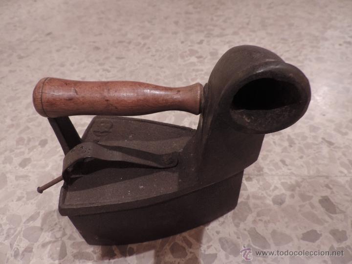Antig&uuml;edades: PLANCHA DE CARBON DE HIERRO CON CHIMENEA - Foto 3
