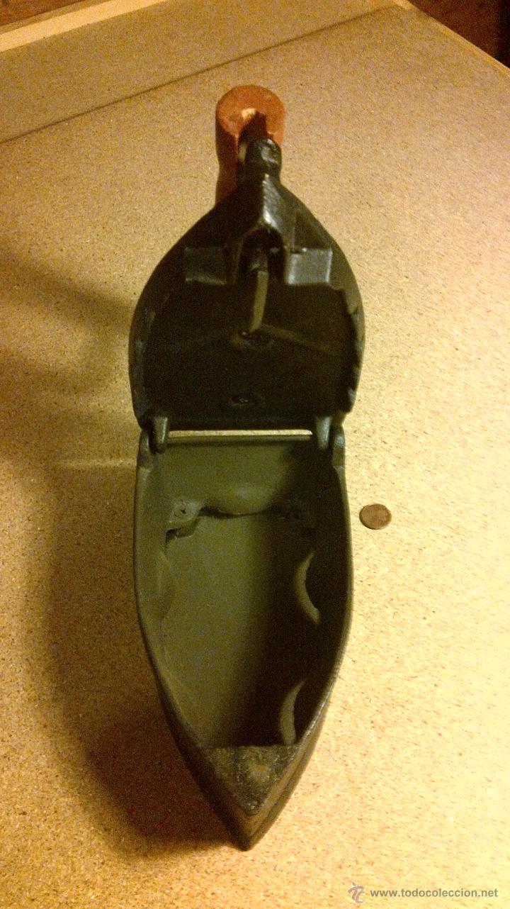 Antig&uuml;edades: PLANCHA DE HIERRO ANTIGUA PARA CARBON. - Foto 3