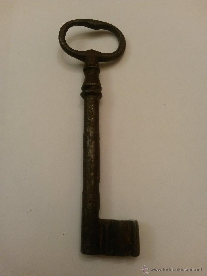 Antig&uuml;edades: Lave antigua de hierro forjado hueca de 13 cms - Foto 1