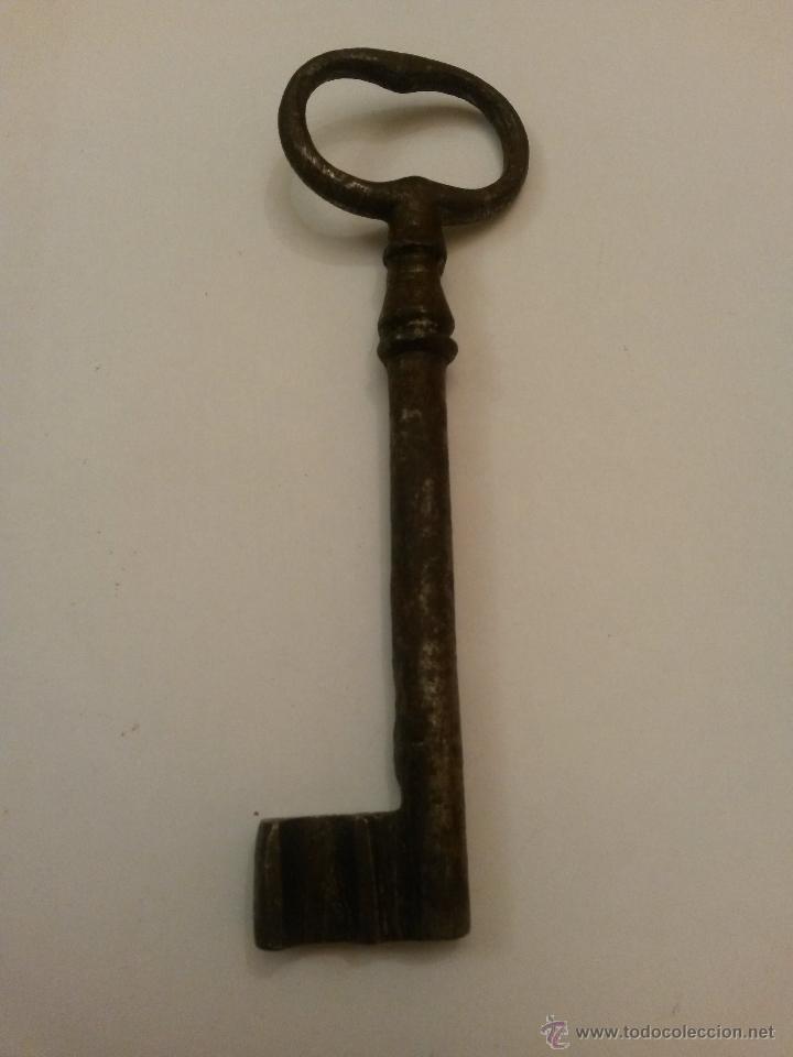 Antig&uuml;edades: Lave antigua de hierro forjado hueca de 13 cms - Foto 2