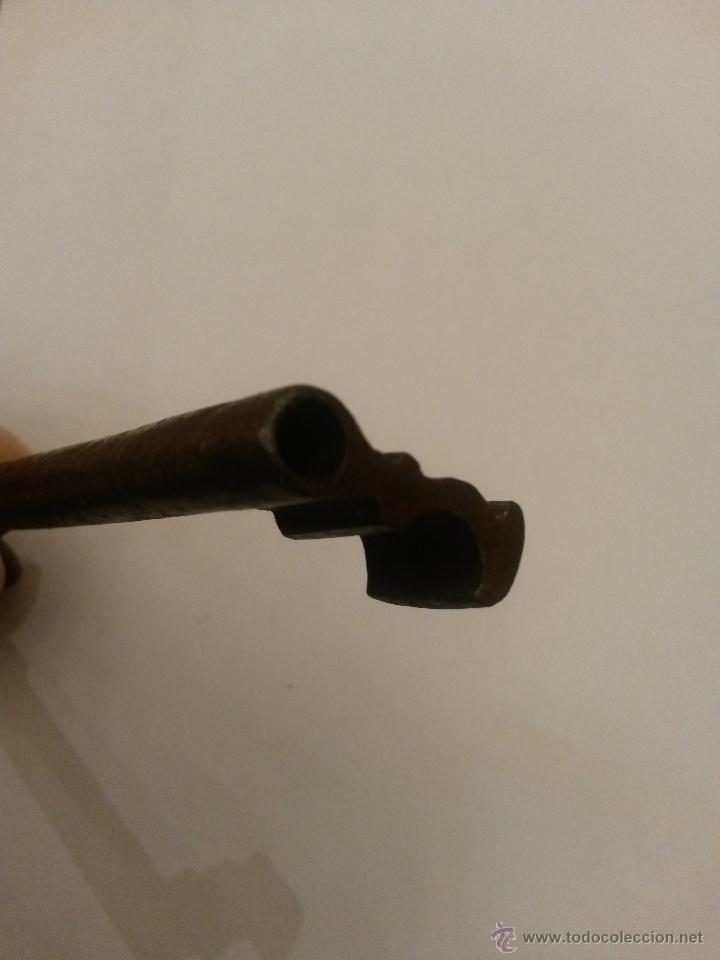 Antig&uuml;edades: Lave antigua de hierro forjado hueca de 13 cms - Foto 3