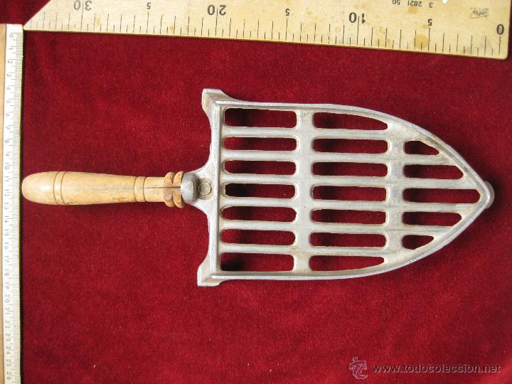 Antig&uuml;edades: PLANCHERO O SOPORTE PARA PLANCHA EN ALUMINIO Y MANGO DE MADERA - Foto 1