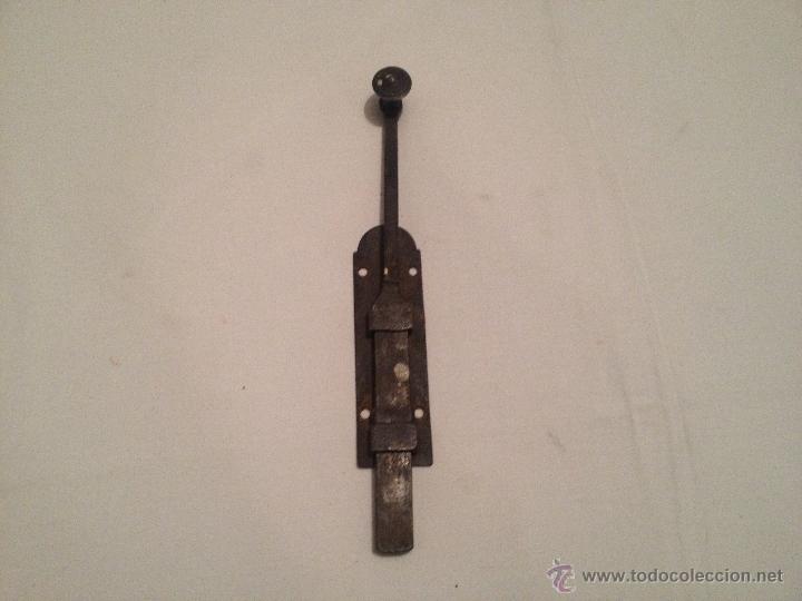 Antig&uuml;edades: ANTIQUISIMO PESTILLO PARA PUERTA O VENTANA - Foto 1