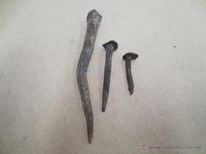 Antig&uuml;edades: 3 antiguos clavos de forja. - Foto 1