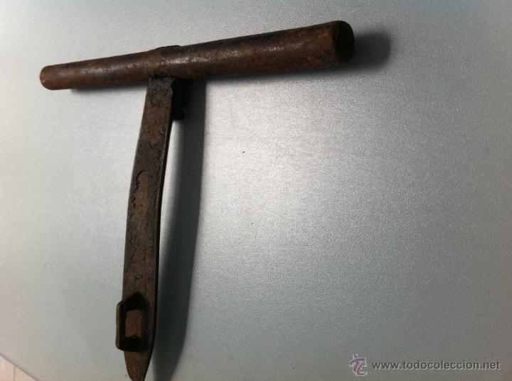 Antig&uuml;edades: ANTIGUO PASADOR CERROJO DE FORJA. 25 CMS. - Foto 1