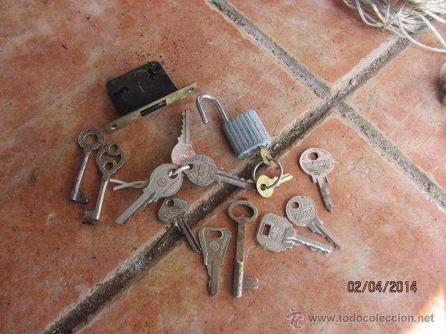 Antig&uuml;edades: Antiguo lote de llaves variadas mas candado - Foto 1
