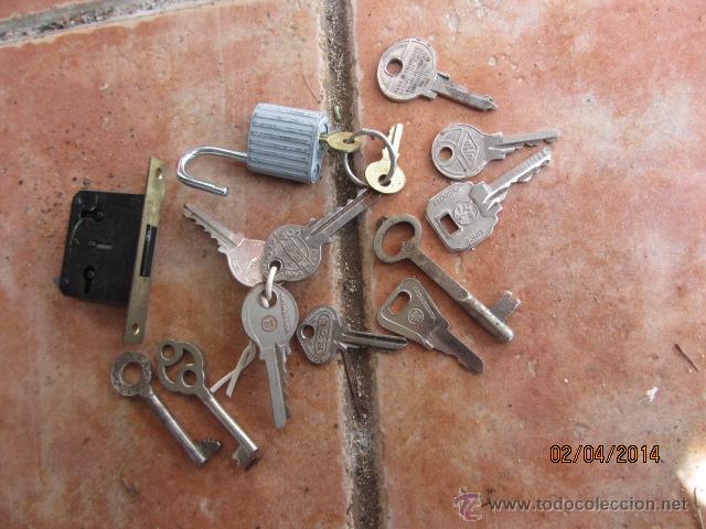 Antig&uuml;edades: Antiguo lote de llaves variadas mas candado - Foto 2
