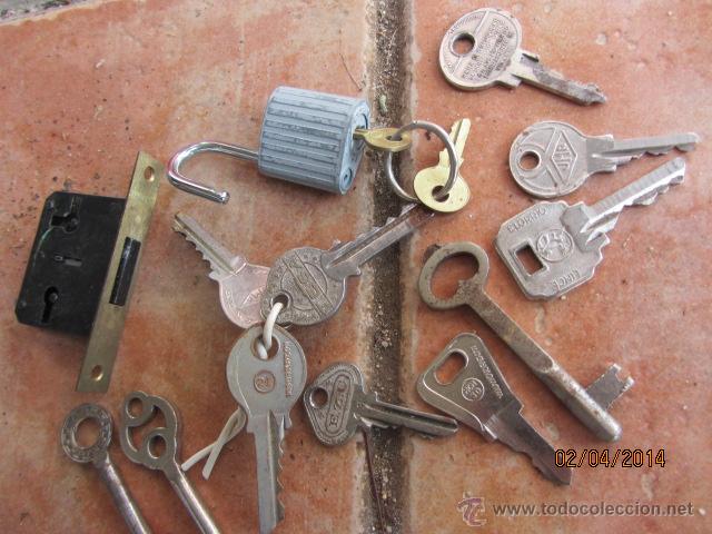 Antig&uuml;edades: Antiguo lote de llaves variadas mas candado - Foto 3