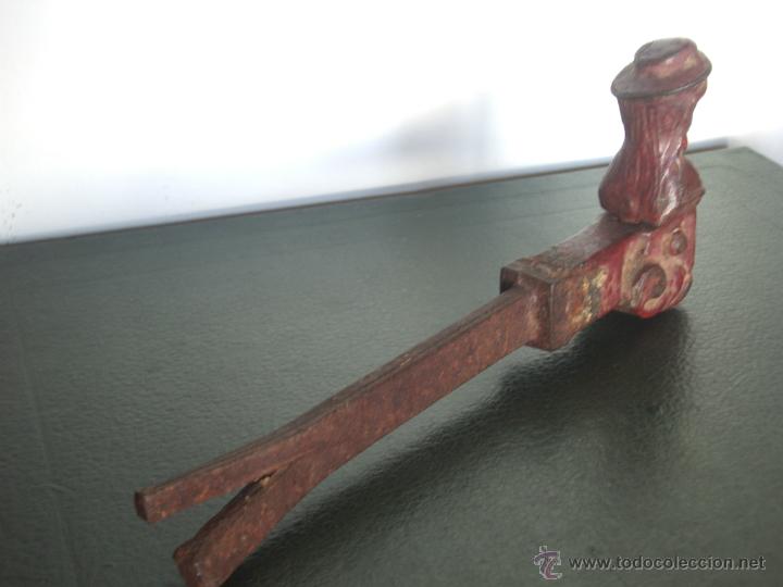 Antig&uuml;edades: Antiguo HERRAJE con FIGURA. - Foto 5