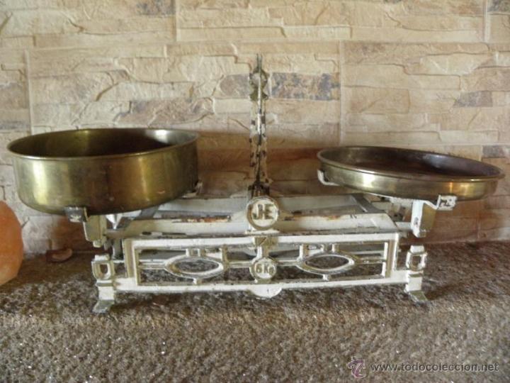 Antig&uuml;edades: Balanza de 5 kg con platos de lat&oacute;n - Foto 1