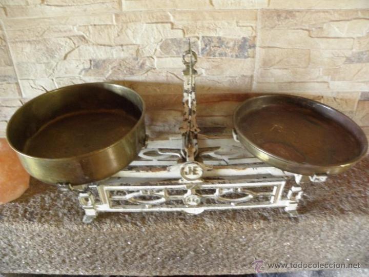 Antig&uuml;edades: Balanza de 5 kg con platos de lat&oacute;n - Foto 3