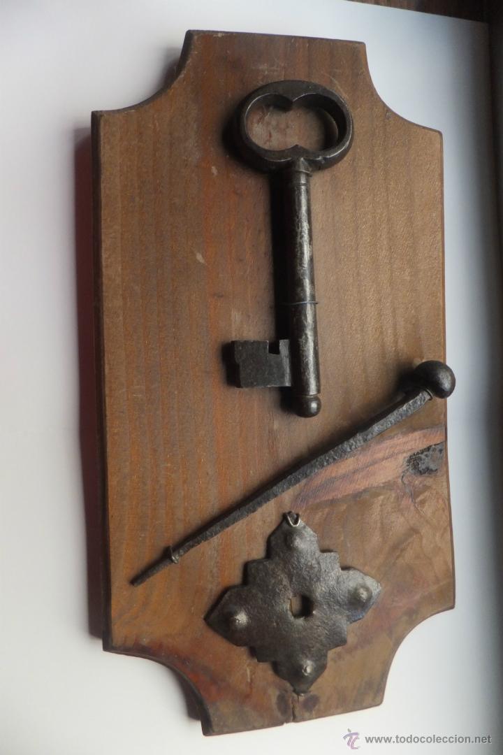 Antig&uuml;edades: Llave antigua , clavo forjado y placa - Foto 1