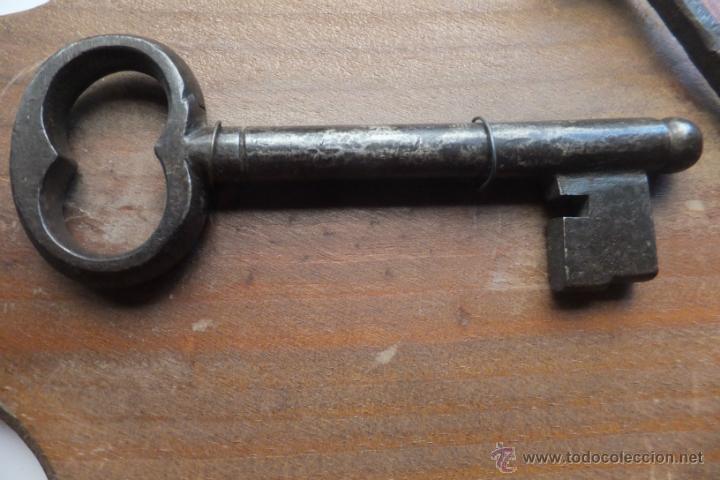 Antig&uuml;edades: Llave antigua , clavo forjado y placa - Foto 2