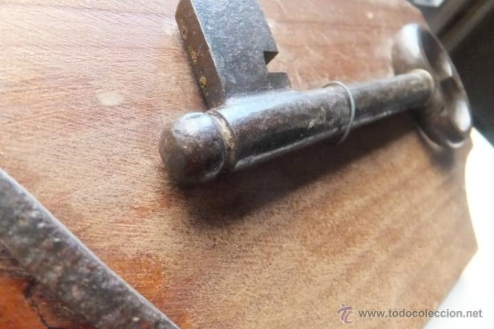 Antig&uuml;edades: Llave antigua , clavo forjado y placa - Foto 3