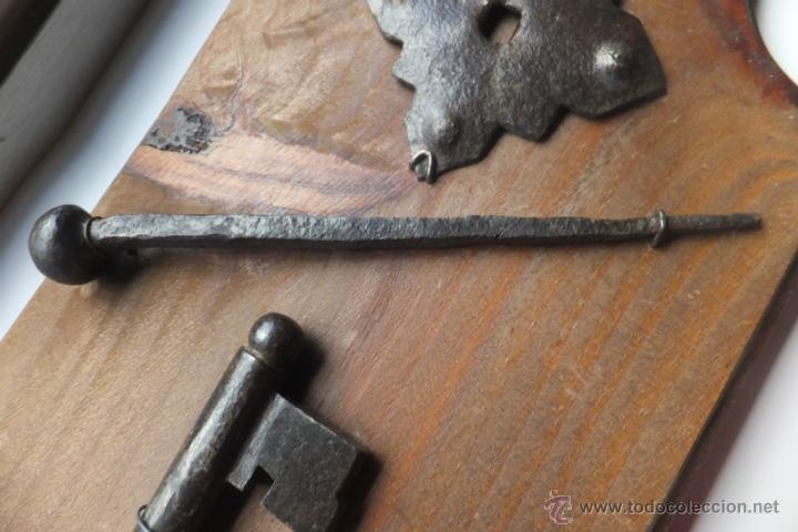 Antig&uuml;edades: Llave antigua , clavo forjado y placa - Foto 4