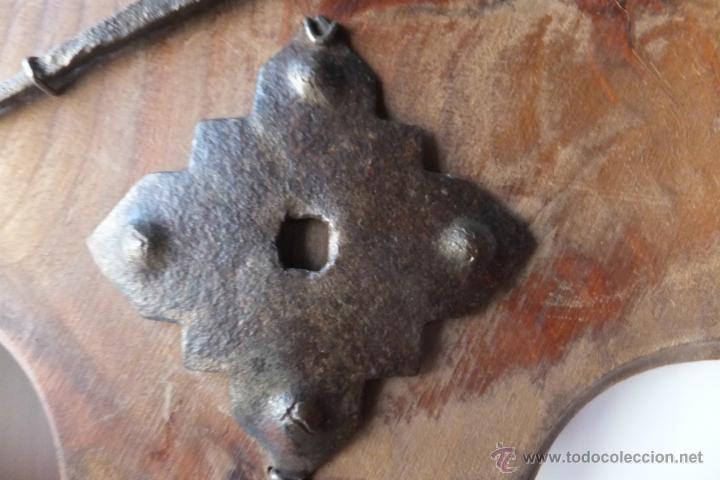 Antig&uuml;edades: Llave antigua , clavo forjado y placa - Foto 6