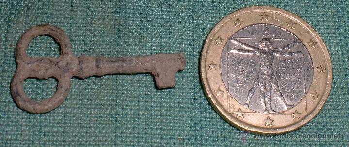 Antig&uuml;edades: Antigua llave de bronce - Foto 1