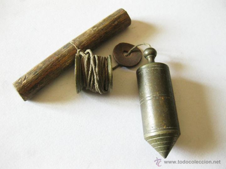 Antig&uuml;edades: Interesante plomada completa con carrete y soporte de madera. - Foto 1