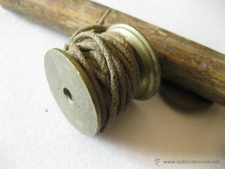 Antig&uuml;edades: Interesante plomada completa con carrete y soporte de madera. - Foto 2