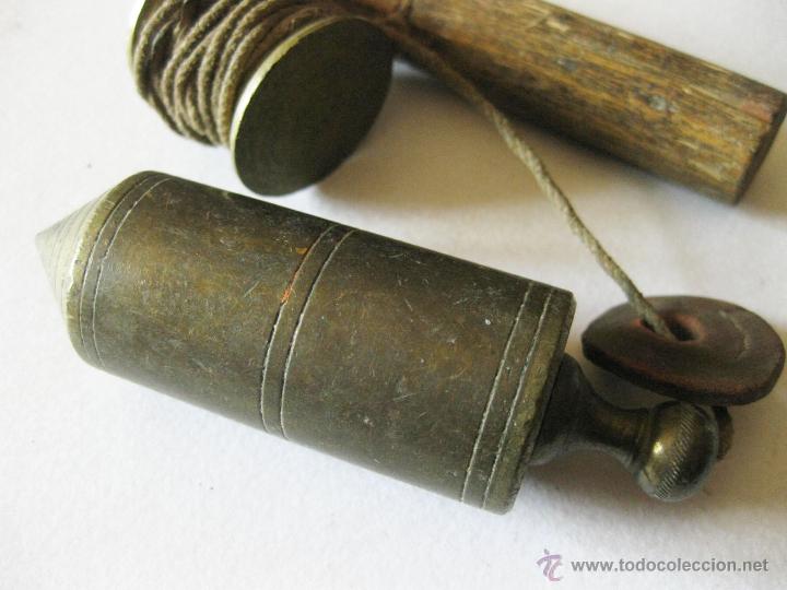 Antig&uuml;edades: Interesante plomada completa con carrete y soporte de madera. - Foto 3