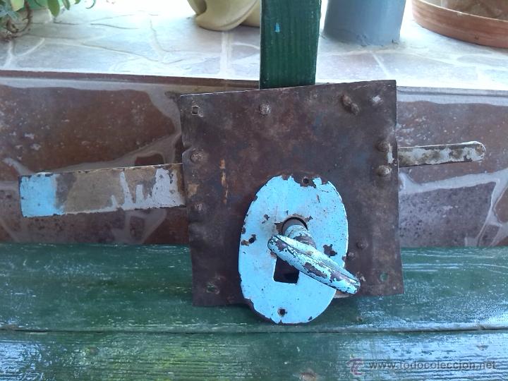 Antig&uuml;edades: antigua cerradura con su llave, funcionando. - Foto 1