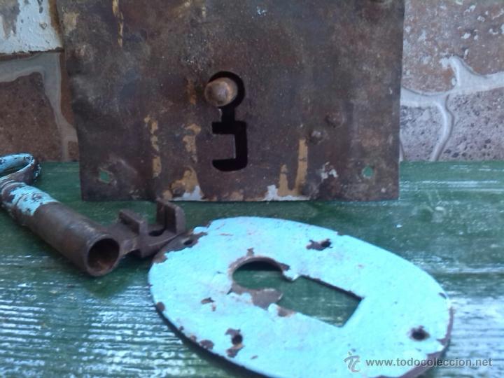 Antig&uuml;edades: antigua cerradura con su llave, funcionando. - Foto 2