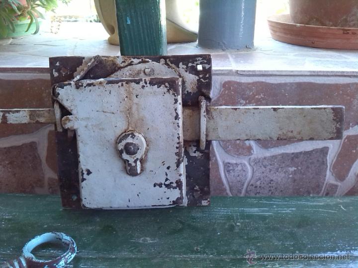Antig&uuml;edades: antigua cerradura con su llave, funcionando. - Foto 3