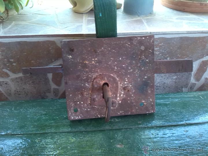 Antig&uuml;edades: antigua cerradura con su llave, funcionando. - Foto 1