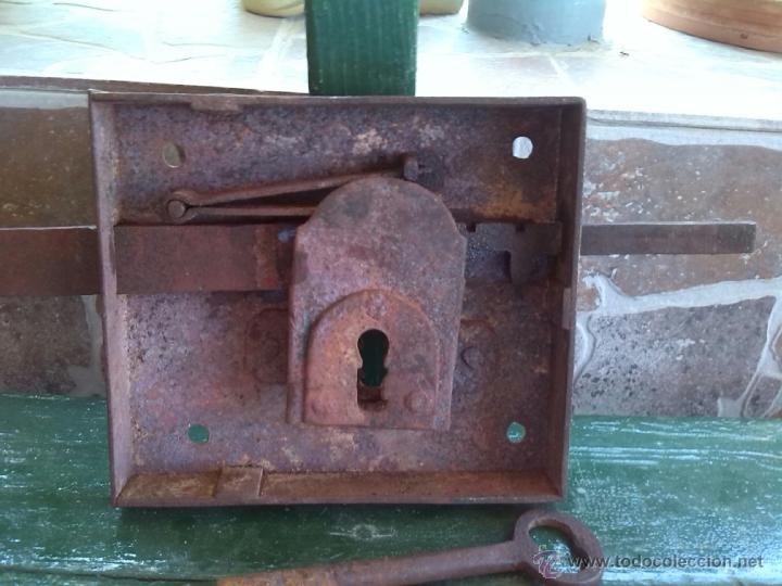Antig&uuml;edades: antigua cerradura con su llave, funcionando. - Foto 2