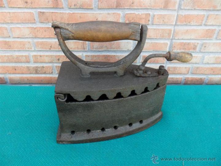 Antig&uuml;edades: plancha de carbon antigua - Foto 1