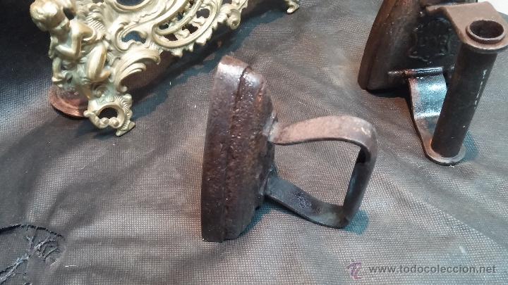 Antig&uuml;edades: Dos planchas de hierros macizas antiguas - Foto 3