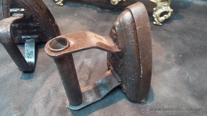 Antig&uuml;edades: Dos planchas de hierros macizas antiguas - Foto 4