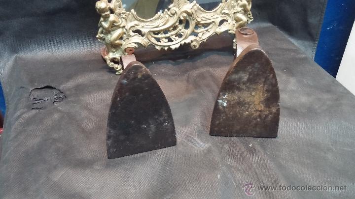 Antig&uuml;edades: Dos planchas de hierros macizas antiguas - Foto 5