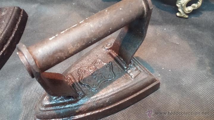 Antig&uuml;edades: Dos planchas de hierros macizas antiguas - Foto 11