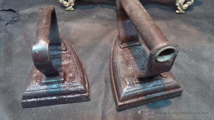 Antig&uuml;edades: Dos planchas de hierros macizas antiguas - Foto 12