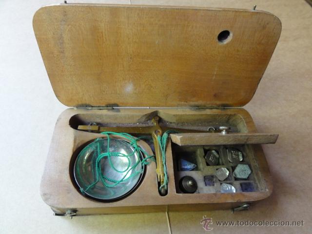 Antig&uuml;edades: Peque&ntilde;a balanza en caja - Foto 1