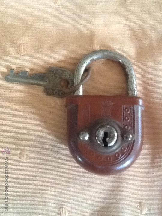 Antig&uuml;edades: CANDADO ANTIGUO UCEM. CON LLAVE. 4 x 7 cm - Foto 1