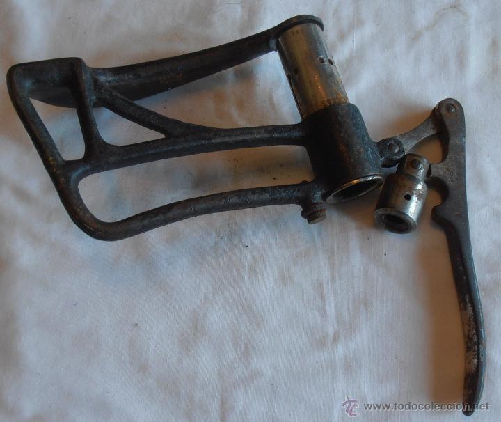 Antig&uuml;edades: MAQUINA MANUAL DE FORRAR BOTONES - Foto 2